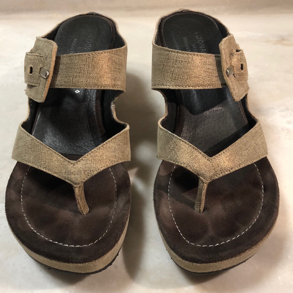 Donald J. Pliner Galina gold shimmer wedge | 6.5